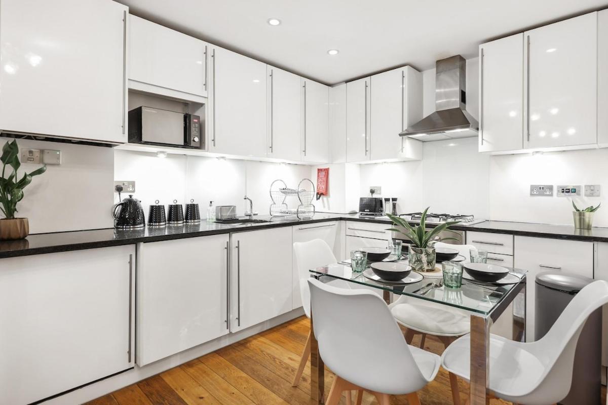 West End - Sleeps 5 - Amazing Location Apartament Londra